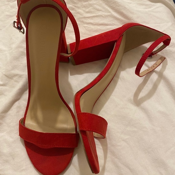 👠 - Picture 2 of 2